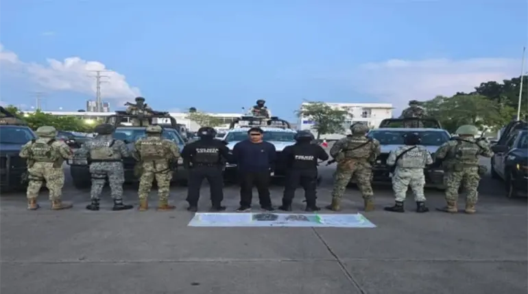 Detienen a 2 sujetos con ponchallantas, drogas y arma en Centro