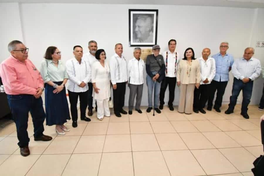 Develan placa en la UJAT en honor a Enrique González Pedrero