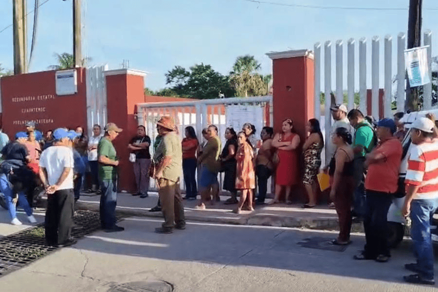 Cierran secundaria de Mazateupa; padres piden cambio de director y de la mesa directiva