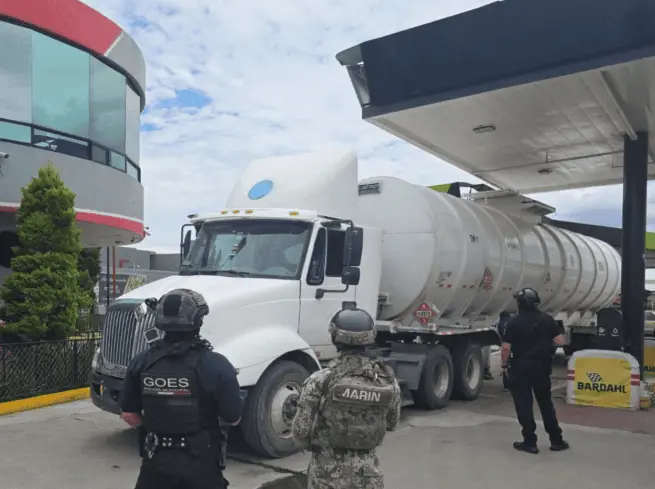 Aseguran camión con 55 mil litros de hidrocarburo en Edomex