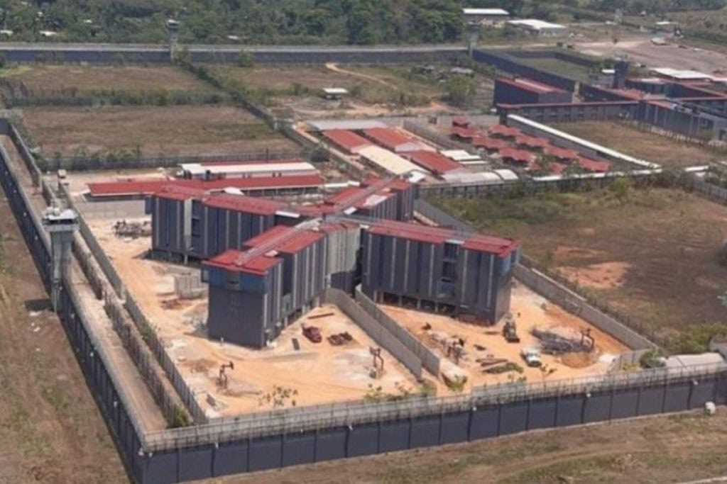 Trasladan 7 reos al Centro Penitenciario de Huimanguillo