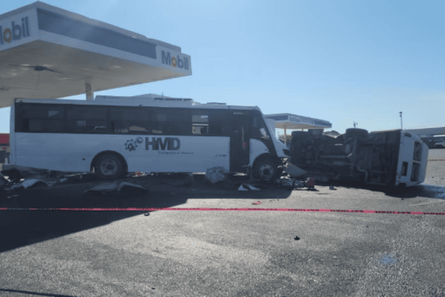 Camión de transporte embiste 3 vehículos en gasolinera de Nuevo León; reportan seis heridos