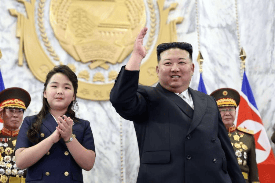 Hija de Kim Jong-un se perfila a liderar la monarquía norcoreana tras su aparición en China