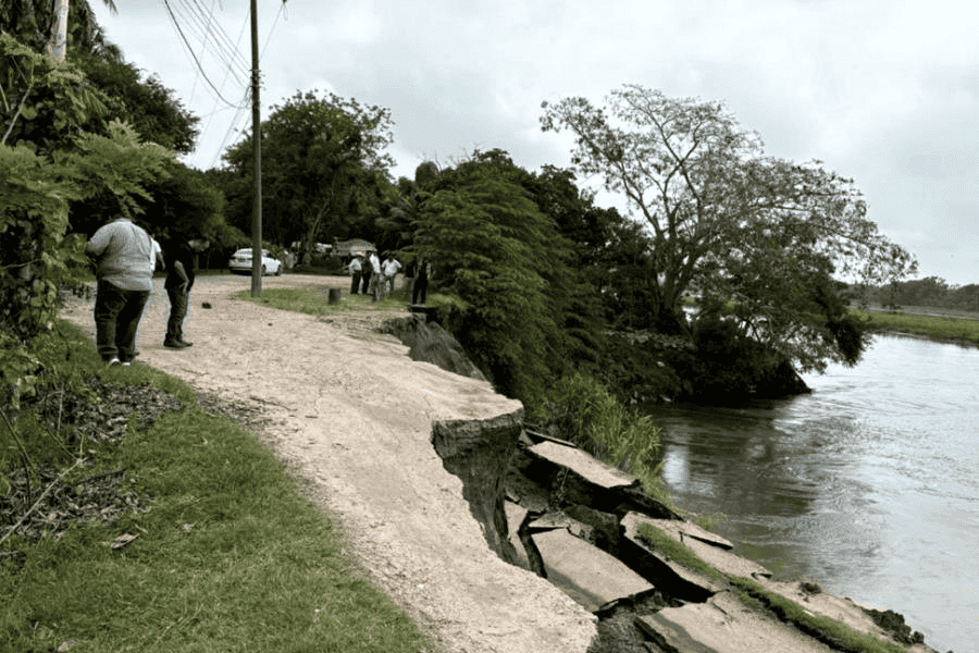 Río Mezcalapa se traga tramo carretero en la ranchería Caobanal, Huimanguillo