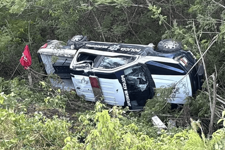 Vuelca patrulla y 9 policías resultan heridos en Colima