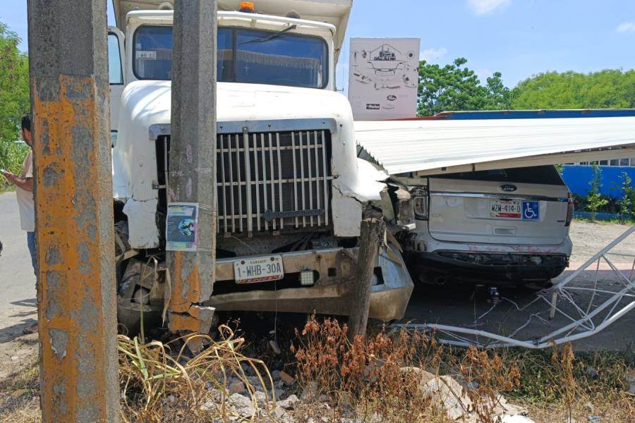 Volteo arrastra camioneta e impacta a poste y carro estacionado en R/a Lázaro Cárdenas, Centro