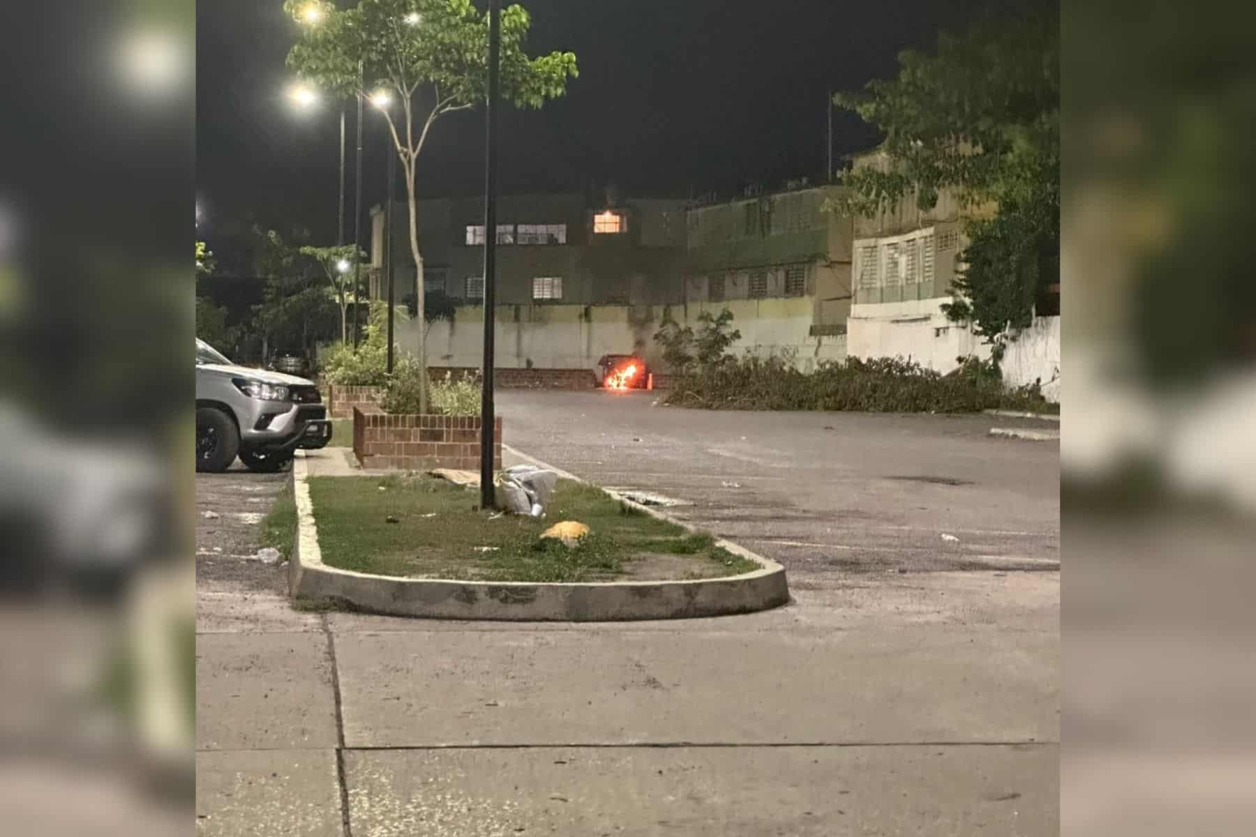 Reportan quema de 2 vehículos en Cunduacán y aparición de mensajes amenazantes