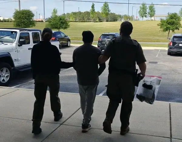 El Pentágono aprueba uso de base naval en Chicago como centro de operaciones de redadas migratorias