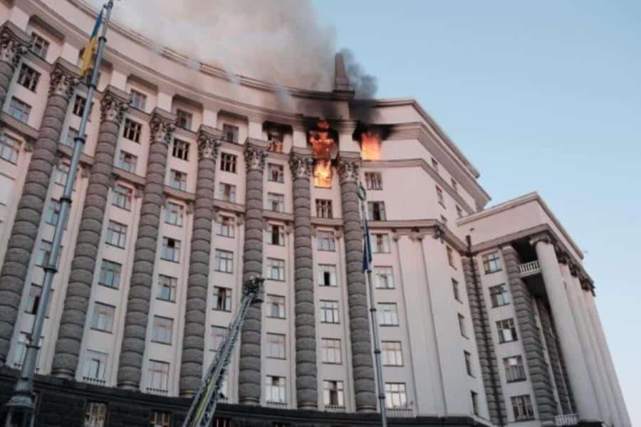 Rusia lanza mayor ataque aéreo e incendia edificio gubernamental en Ucrania