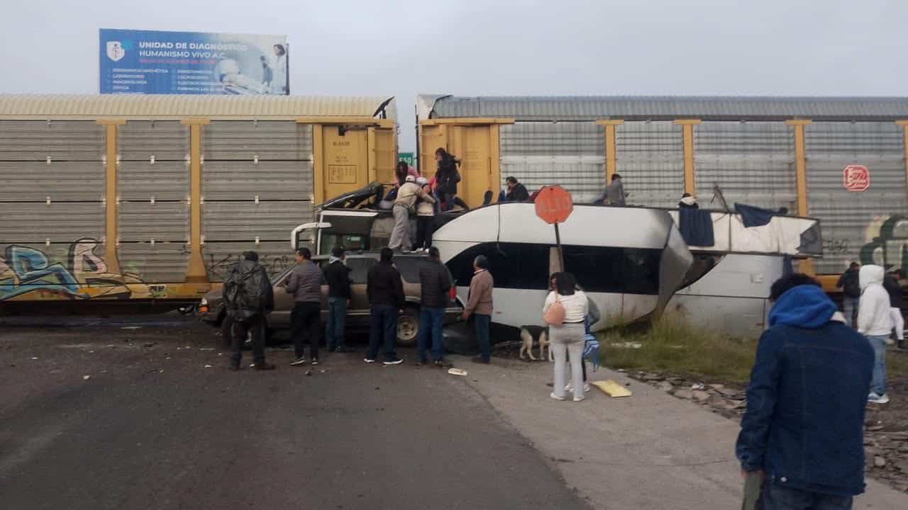Tren embiste a autobús y deja 8 muertos en Edomex