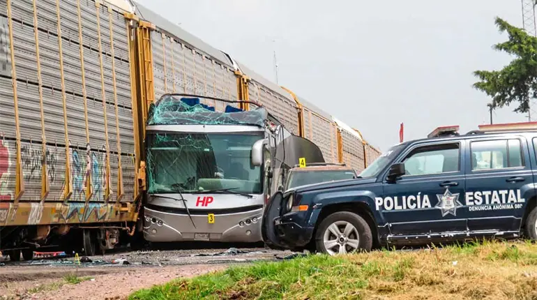 Sube a 55 heridos y diez muertos, cifra de víctimas de accidente entre autobús y tren en Edomex