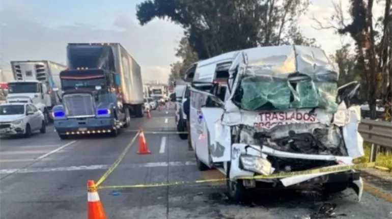 2 muertos y 9 heridos, deja choque de ambulancia que trasladaba pacientes en Edomex