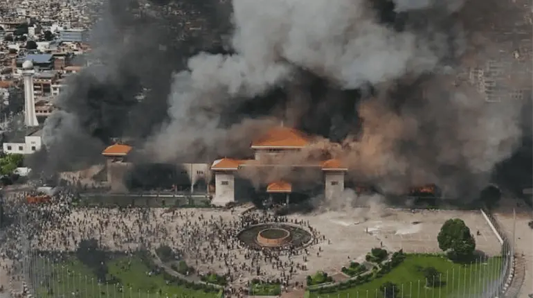 Derrocan al primer ministro de Nepal tras protestas que dejaron 25 muertos