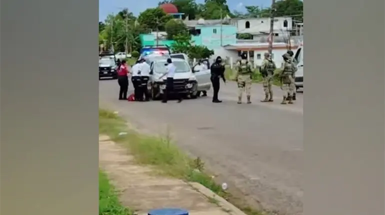Dos detenidos y un herido grave deja persecución e intercambio de disparos en Macuspana
