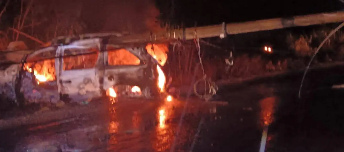 Se incendia vehículo tras chocar contra poste con cables de alta tensión en la Boca de Limón-Reforma