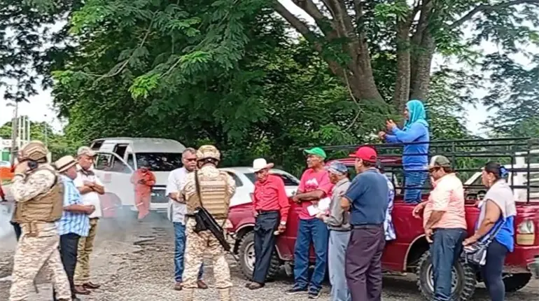 Campesinos bloquean acceso a complejo en Ciudad Pemex
