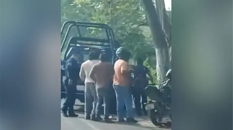 Policías de Nacajuca se enfrentan con motociclistas en carretera a Villahermosa
