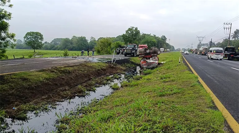 Vuelca pipa con combustóleo en la carretera Villahermosa –Cárdenas