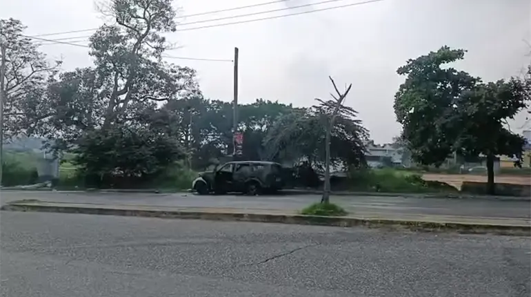 Queman un carro, tiran “ponchallantas” y dejan mensaje a Sheinbaum en su visita a Tabasco