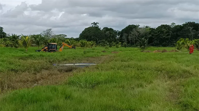 Pemex sella ducto con fuga de aceite en Centla