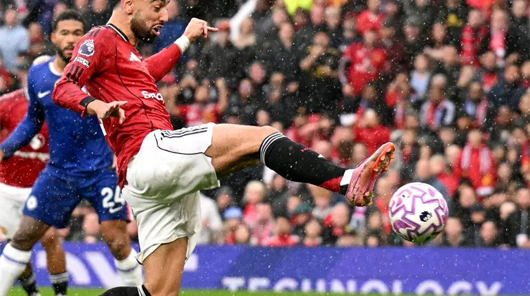 Manchester United le gana al Chelsea, que jugó con diez desde el 5’