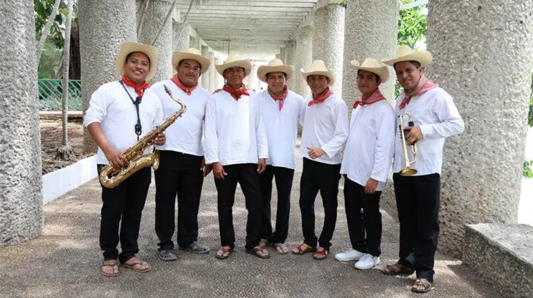 La primera canción bilingüe de Algarabía Yokot’an surge por aniversario de Telereportaje