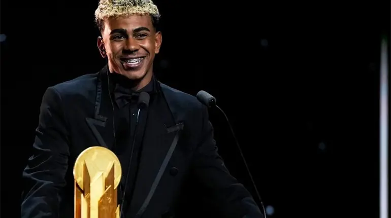 Otorgan el trofeo Kopa del Balon de Oro a Lamine Yamal