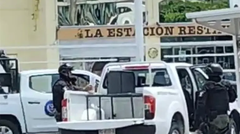Asaltan a cliente en estacionamiento de plaza Las Américas; se genera movilización policiaca