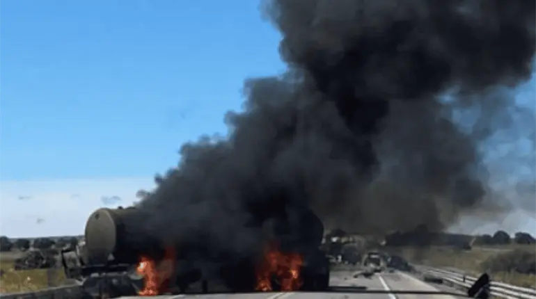 ¡Una más! Vuelca pipa y explota en carretera de Jalisco