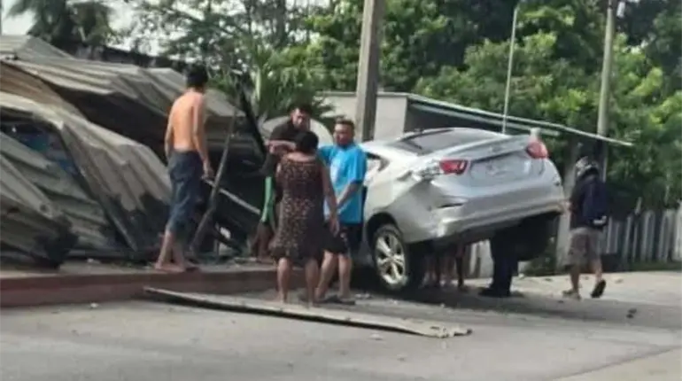Mujer pierde el control y choca contra pozolería en Paraíso
