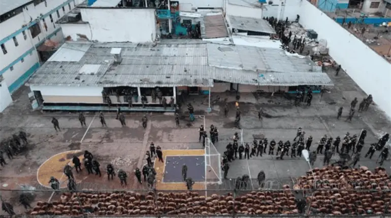 Presos fugados, 14 muertos y 14 heridos deja motín en cárcel de Ecuador