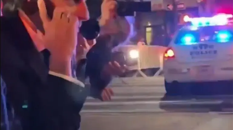 Policía de Nueva York detiene coche de Macron durante caravana de Trump y le llama: Adivina qué, me detuvieron