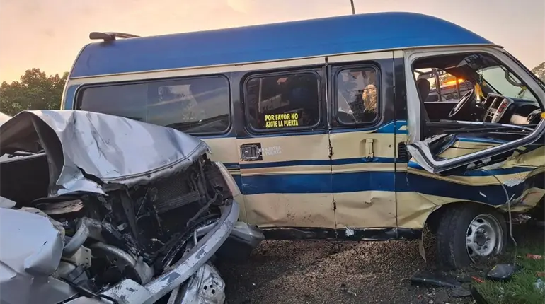 Combi hace cruce prohibido y choca con camioneta en la carretera Cunduacán –La Isla