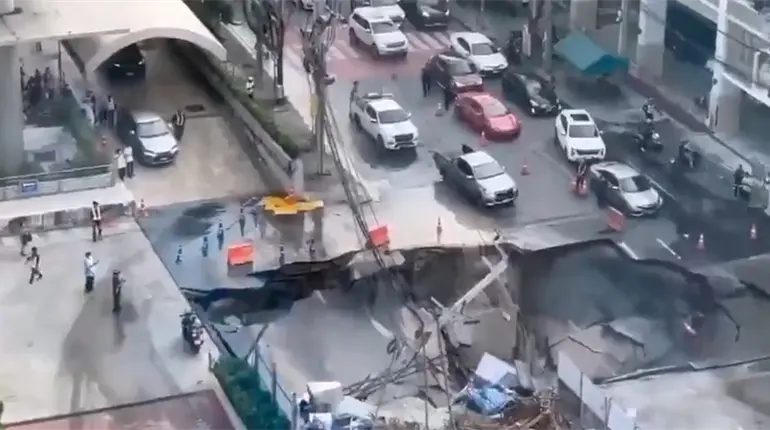Se abre socavón de 50 metros de profundidad en Bangkok; afecta vehículos, postes y edificios