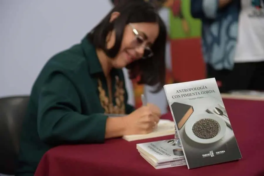 Presenta la tabasqueña Vianey Pérez su libro Antropología con Pimienta en CDMX