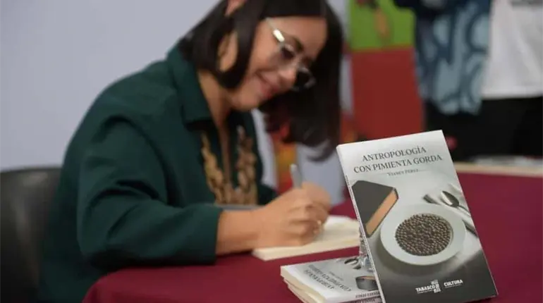 Presenta la tabasqueña Vianey Pérez su libro Antropología con Pimienta en CDMX