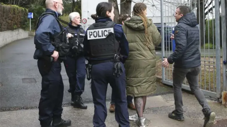 Joven de 14 años ataca a una maestra en Francia y después intenta suicidarse