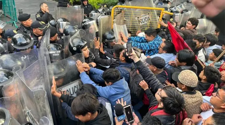 Granaderos de CDMX encapsulan a estudiantes de Oaxaca afuera de Palacio Nacional