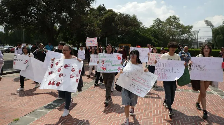 Alumnos del CCH Sur marchan en la UNAM para pedir justicia por compañero asesinado