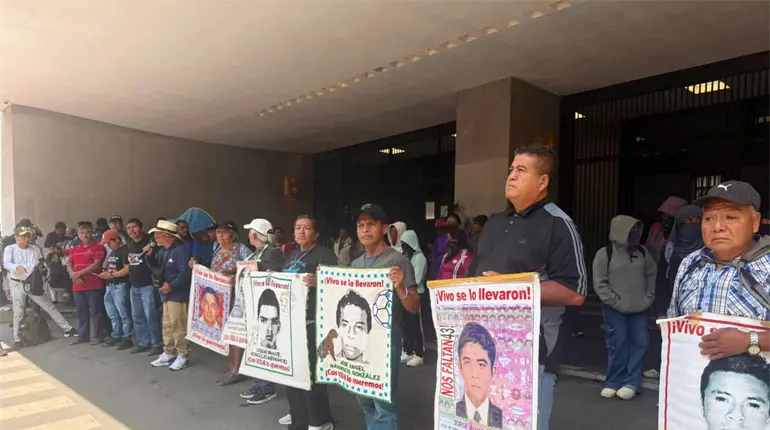 Normalistas de Ayotzinapa protestan frente a la SRE; realizan pintas