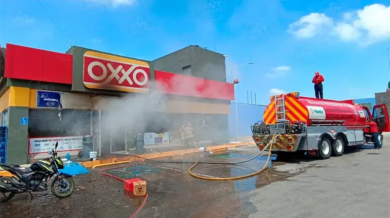 Incendian Oxxo en gasolinera de Anacleto Canabal