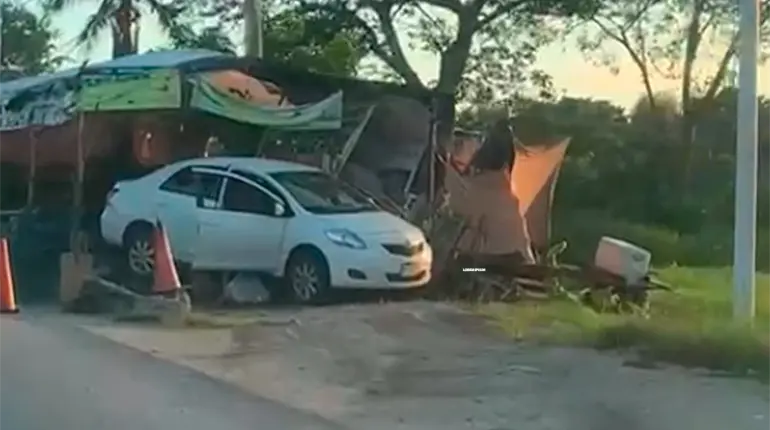 Automovilista pierde el control y se impacta contra puesto de frutas en la Villahermosa-Nacajuca