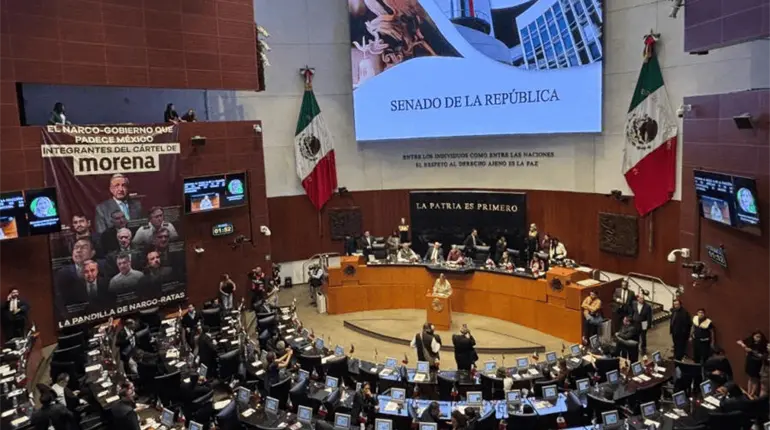 PRI cuelga manta del “Cártel de Morena” durante debate en el Senado