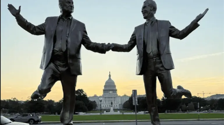 Colocan frente al Capitolio de EE. UU. estatua de Trump y Epstein