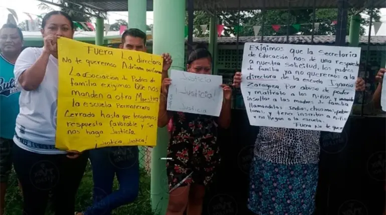 Cierran primaria para exigir destitución de directora por presunta discriminación en Macuspana