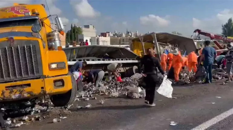 Tráiler cargado con cervezas, vuelca y lo rapiñan en Edomex