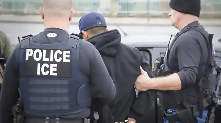 Arrestan a dos mexicanos en EE.UU., los acusan de estrangular a agente fronteriza en Houston