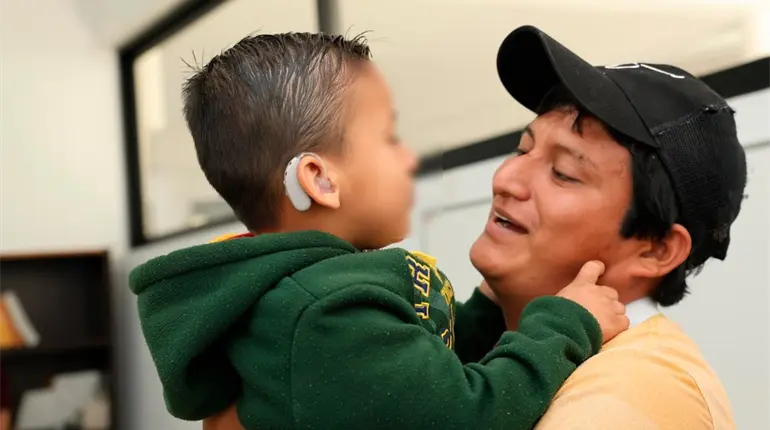Entregan 106 auxiliares auditivos a menores de Tabasco