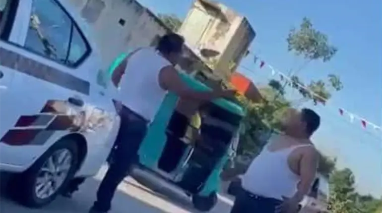 ¡Pelean por el pasaje! Exhiben a taxistas de Comalcalco discutiendo y hasta la camisa se quitan
