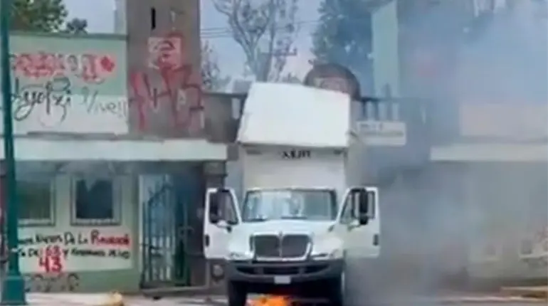 Queman camión en Campo Militar en protesta por los desaparecidos de Ayotzinapa